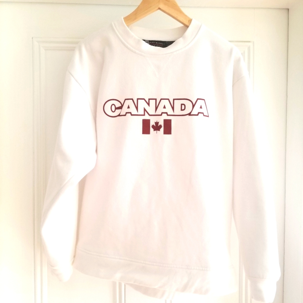 Misty Mountain Unisex Sweater / Sweatshirt. Size Large.  Great Condition